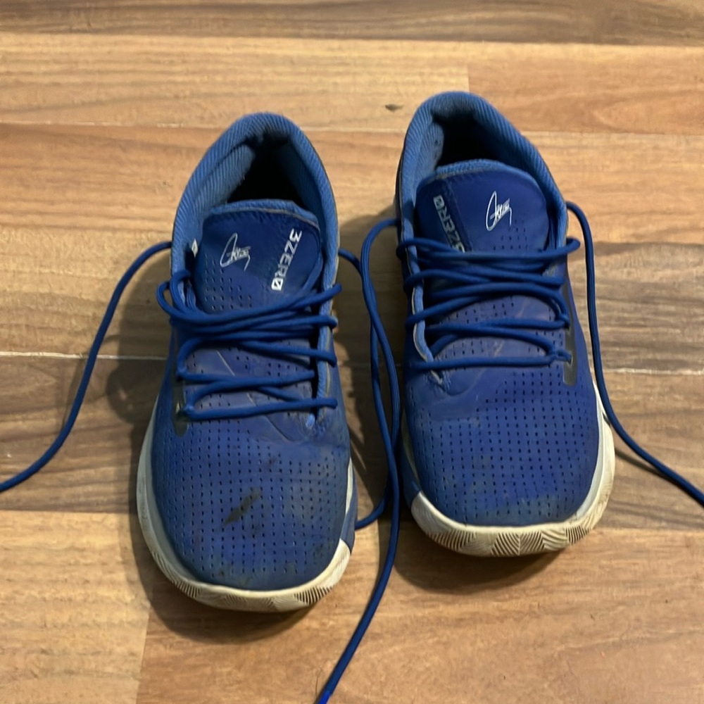 Boys tennis shoes size 6